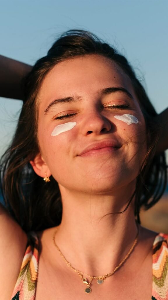 wajah sensitif tetap menggunakan spf di luar ruangan